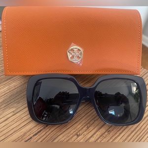 Tory Burch - Universal fit